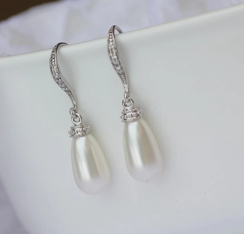 Elegant Drop-shaped Artificial Freshwater Pearl Shell Pearl Fully-inlaid Long Earrings