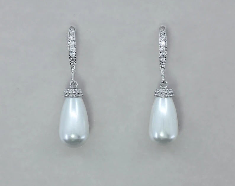 Elegant Drop-shaped Artificial Freshwater Pearl Shell Pearl Fully-inlaid Long Earrings