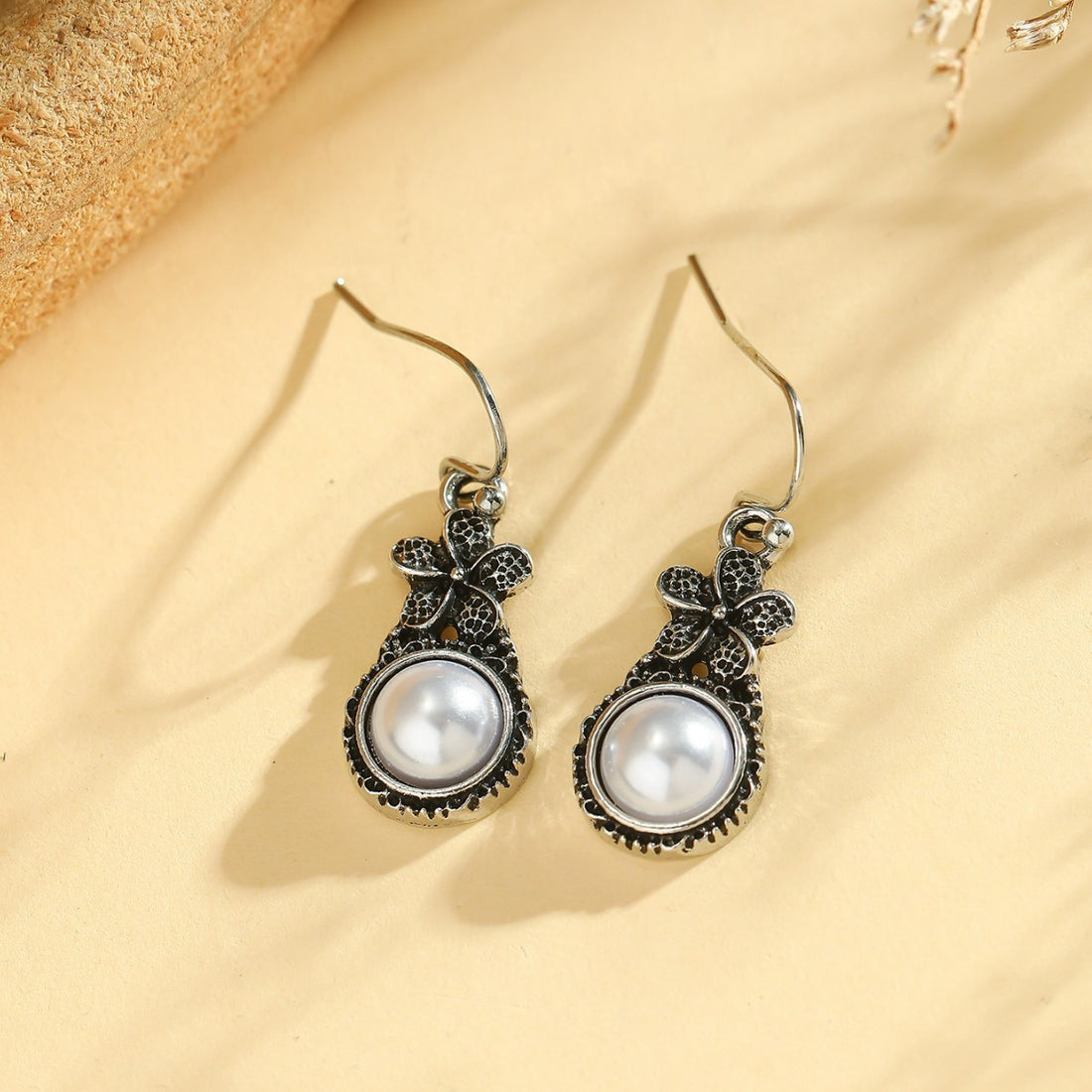 Environmental Alloy Plating Vintage Silver Plated Flower Inlaid Pearl Earrings